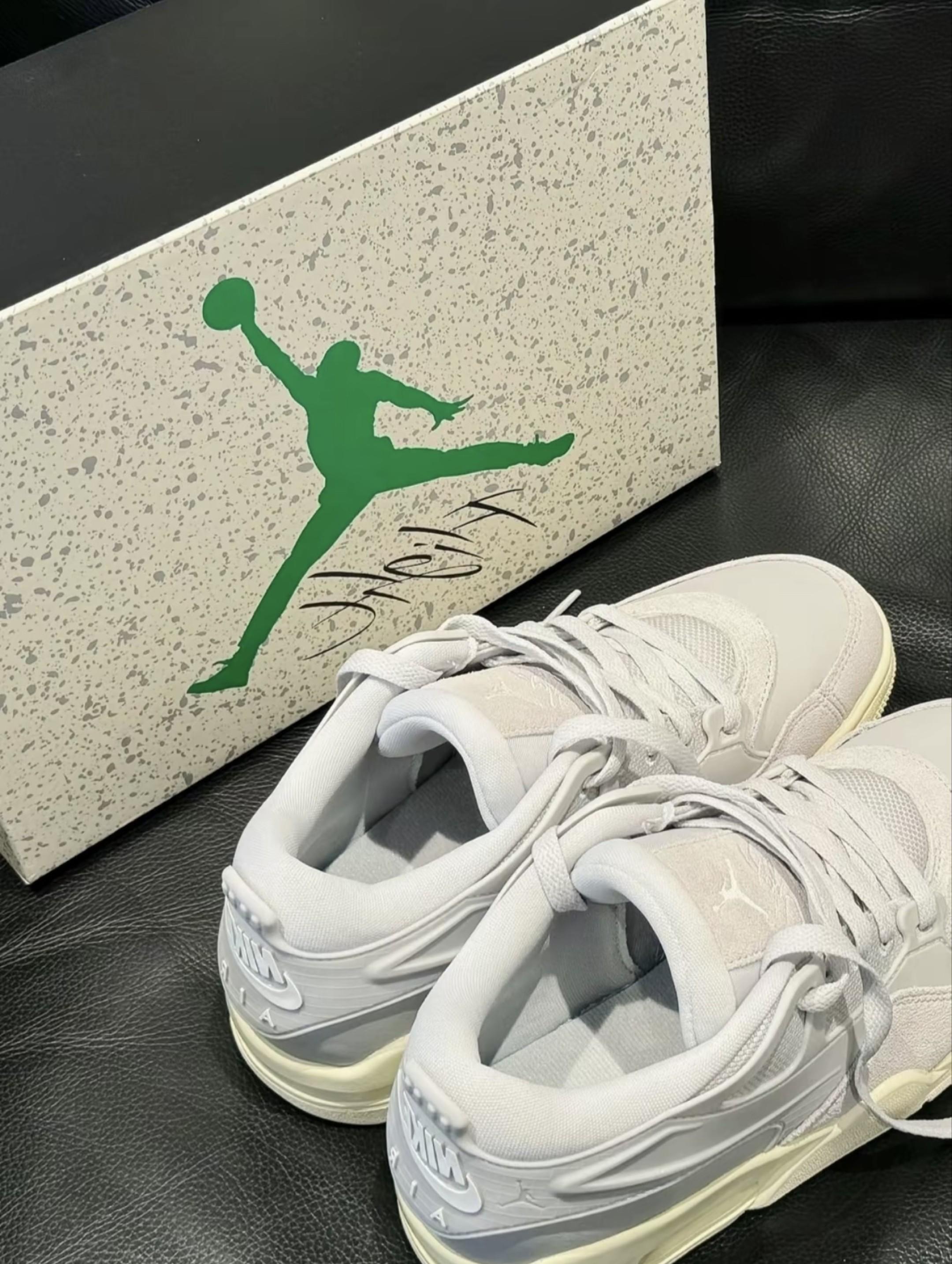 好喜欢这双白灰配色的AJ4RM好好看呀😊